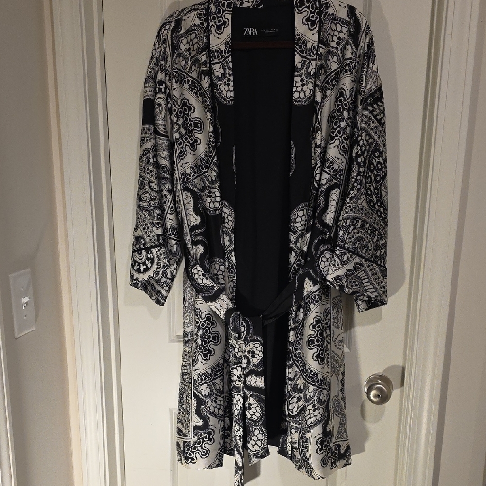 Zara Black & White Kimono w/Pockets